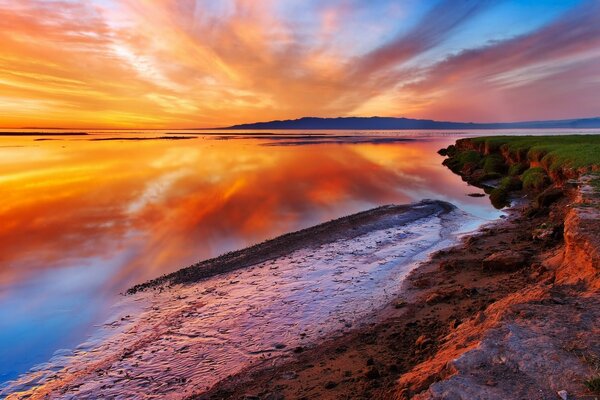 La surface du lac sur le fond d un très beau coucher de soleil