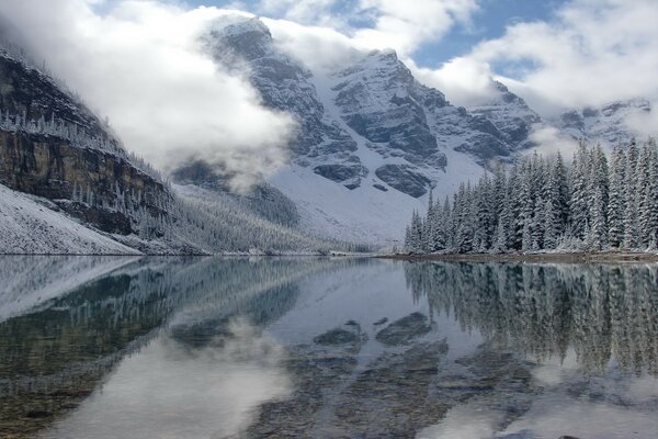 Lac sur fond de paysage de montagne enneigé