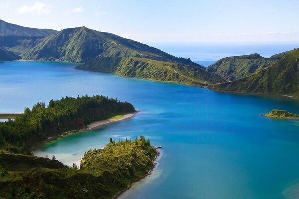 Lago e mar separados por montanhas