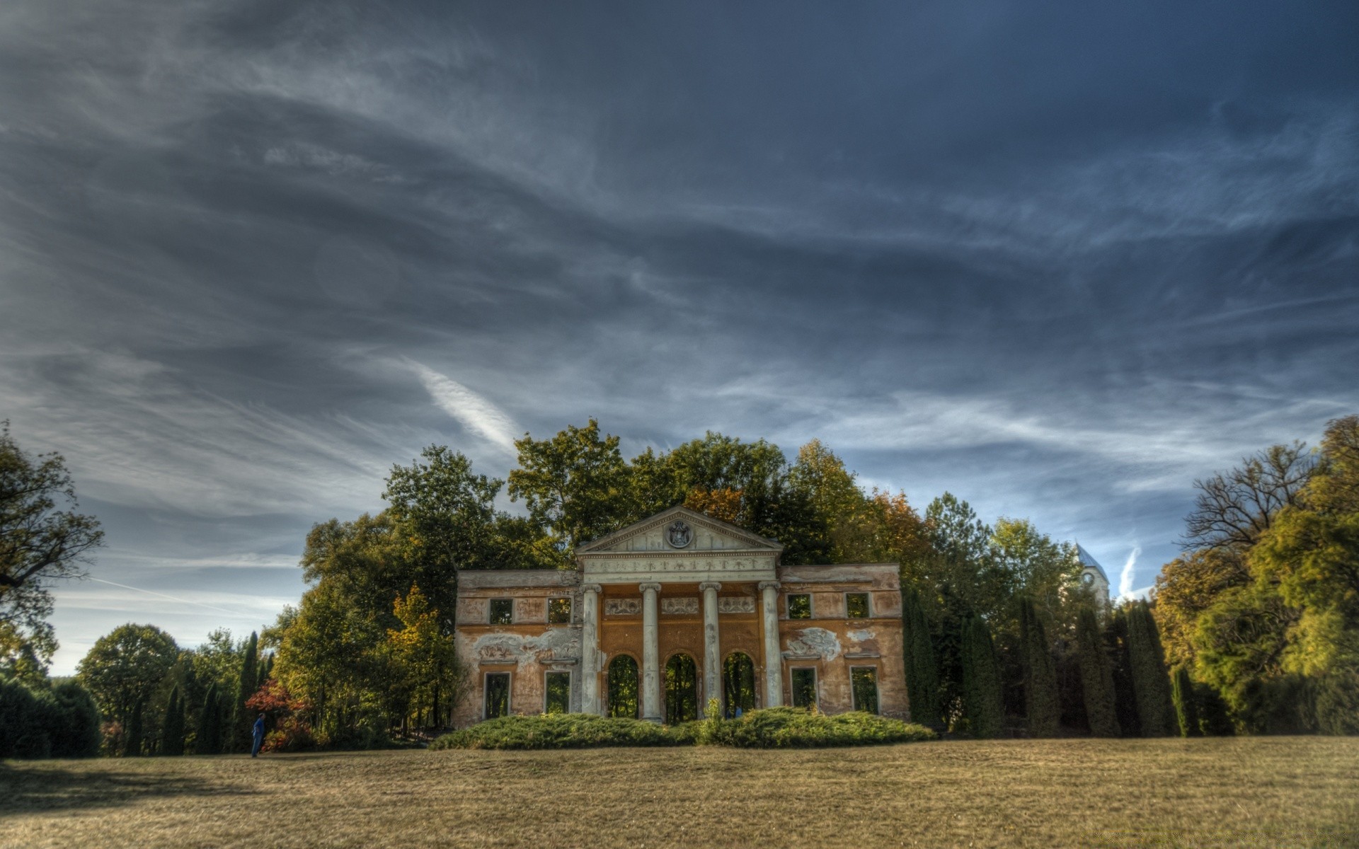 otoño al aire libre árbol cielo luz del día casas arquitectura hierba casa mansión viajes tormenta paisaje césped naturaleza