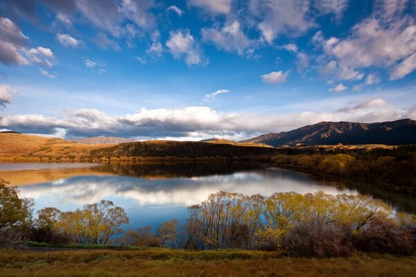 En otoño en el lago hermosa puesta de sol