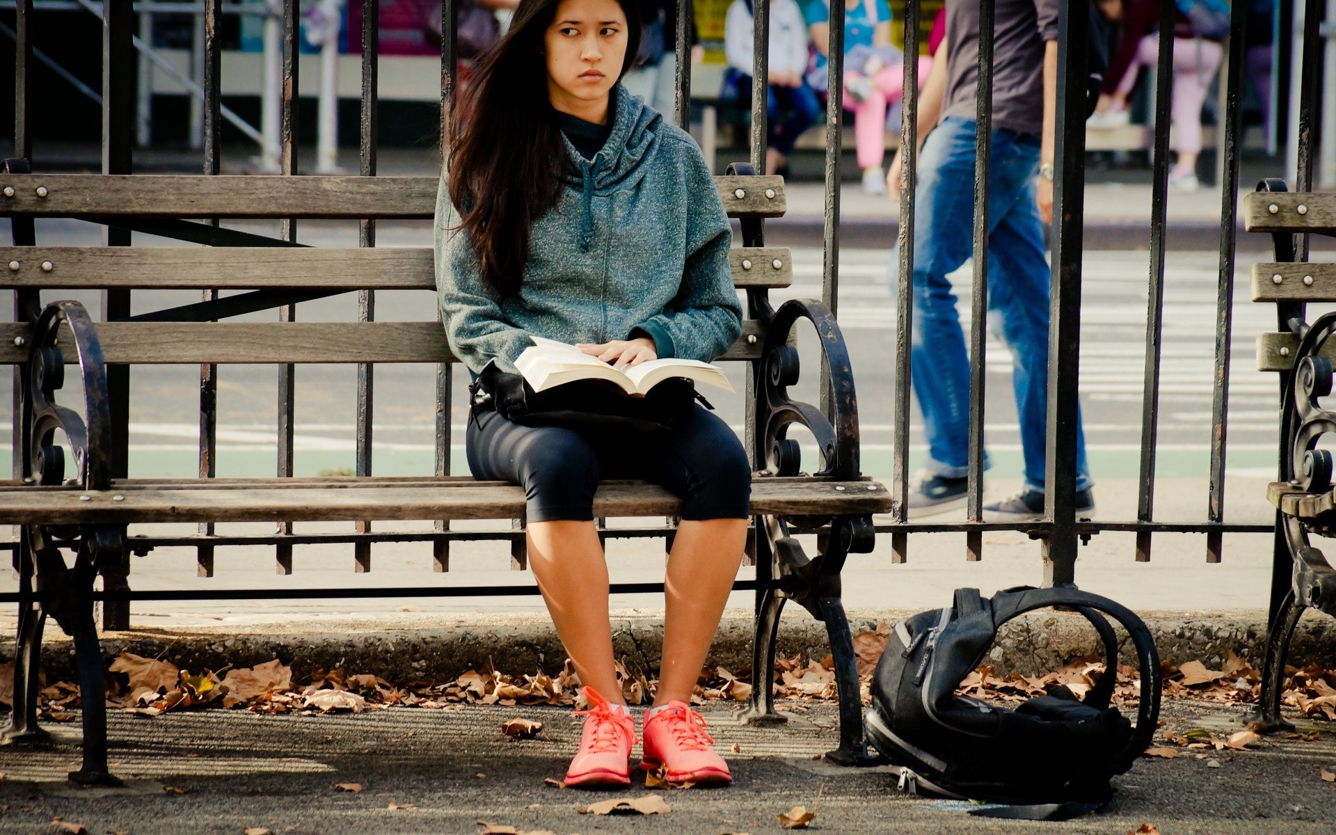 outono mulher banco rua sente-se ao ar livre adulto urbano jovem menina criança retrato cidade solteiro pessoa