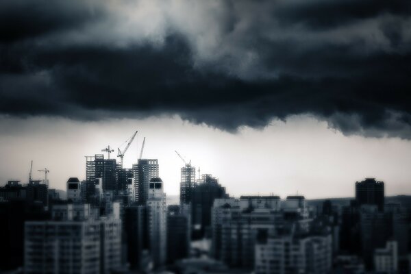 Miasto Skyline. Drapacze chmur spoczywają na niebie