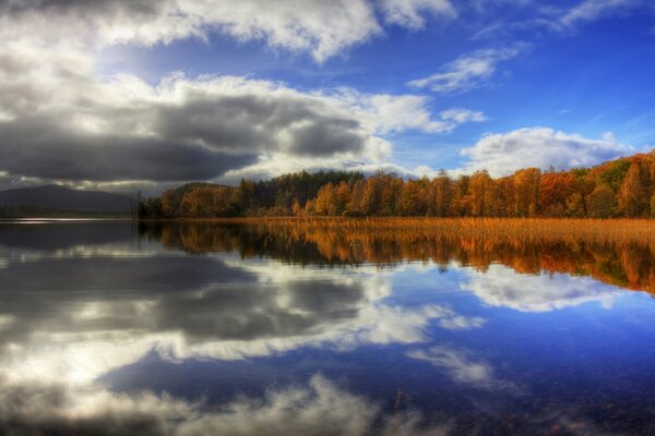 Der Herbst spiegelt sich im See wider