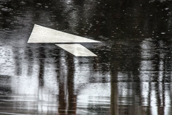 Avión de papel en el agua