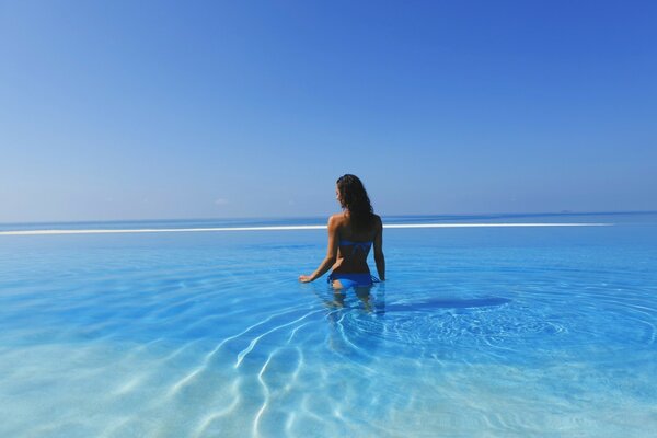 Mulher em férias-nadar no Oceano Pacífico