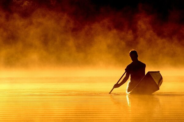 L homme dans le bateau navigue sur l eau