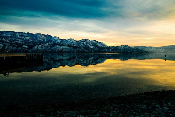 Aube sur le lac de montagne