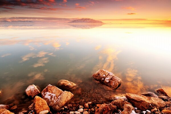 WOLKEN SPIEGELN SICH IN DER WASSEROBERFLÄCHE WIDER