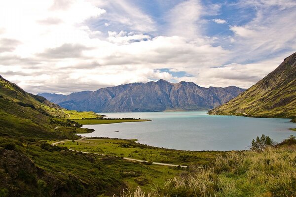 A incrível paisagem do lago nas montanhas