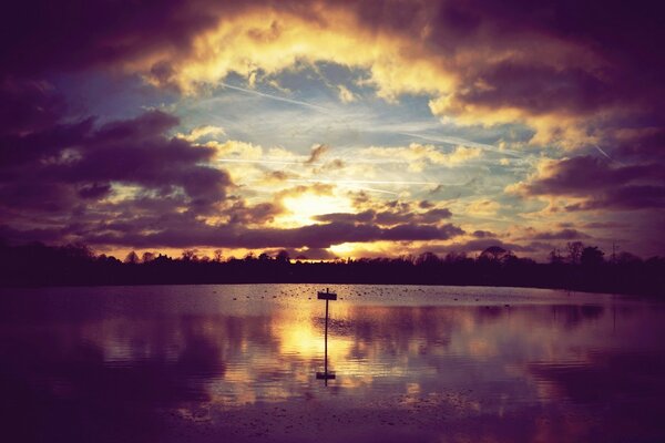 Schöner Sonnenuntergang am Abend am See