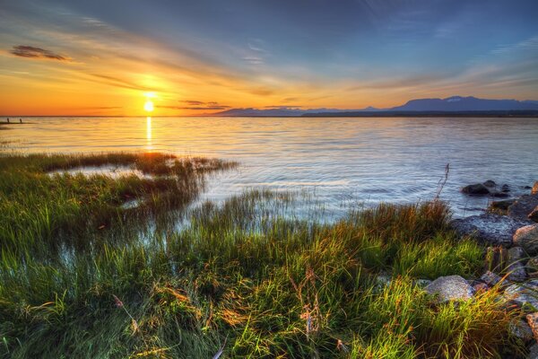 Unglaublicher Sonnenuntergang im Wasser des Sees