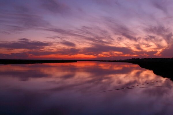 Reflexion des Sonnenuntergangs im See. Roter Sonnenuntergang