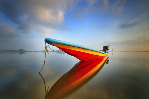 Barco colorido na superfície da água