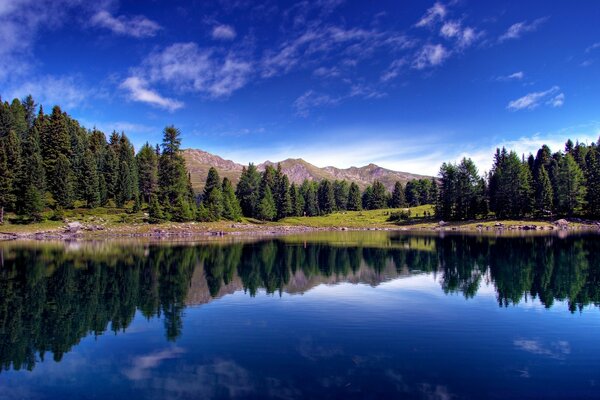 Blauer Himmel und See inmitten der Berge