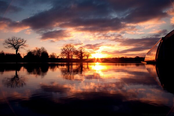 Incroyable aube dans l affichage du lac