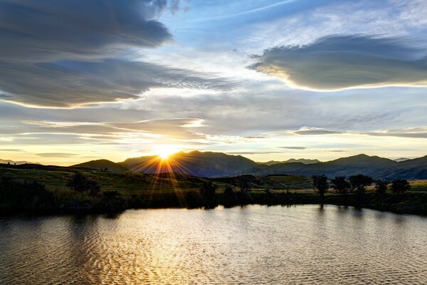 Paisagem natural com o pôr do sol no horizonte da água