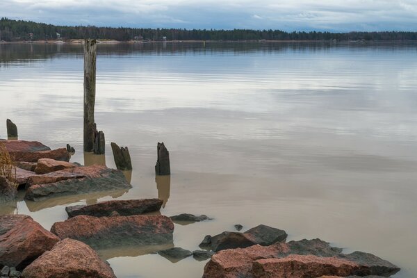 Pedras de granito à beira do lago