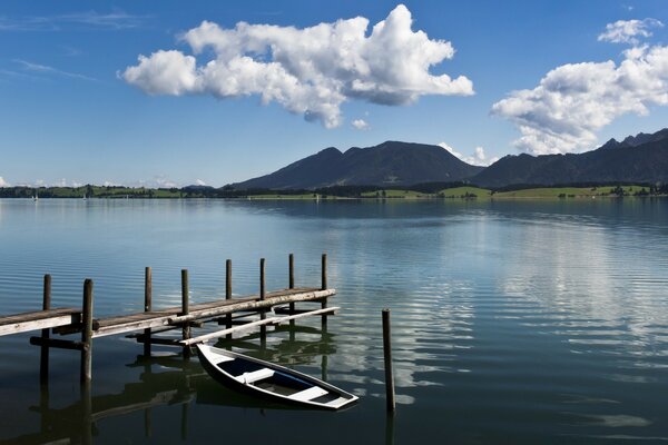 Paesaggio naturale con barca sull acqua