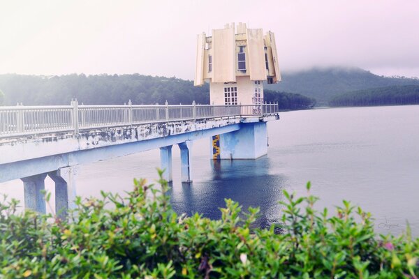 Brücke über dem Fluss mit Haus