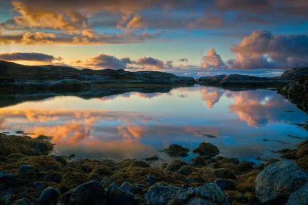 Wolken spiegeln sich im hellen Wasser wider