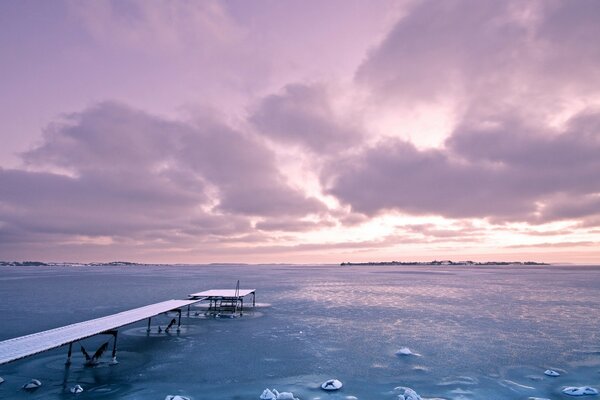 Ein eisiger See und ein violetter Himmel