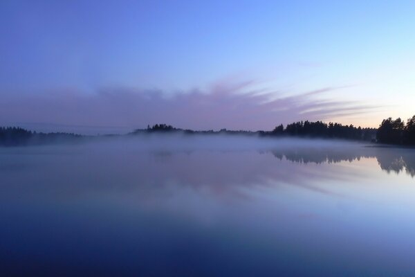 Tramonto blu sul lago. Crepuscolo vicino all acqua