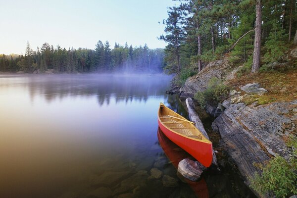 Naturlandschaft mit Boot auf dem Wasser