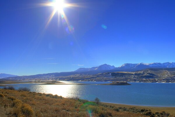 La rive herbeuse d un beau lac