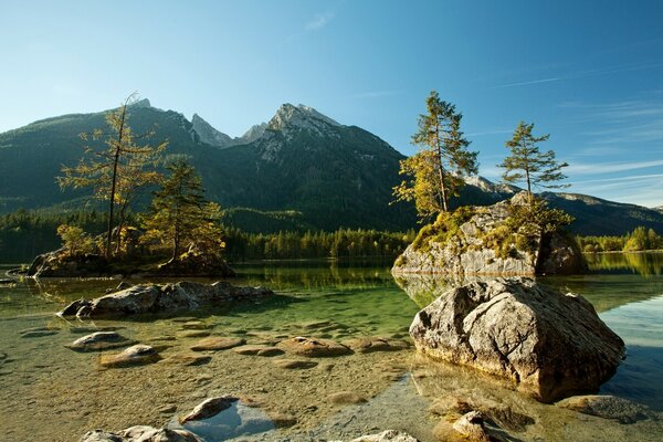 Naturlandschaft mit Bergen und See