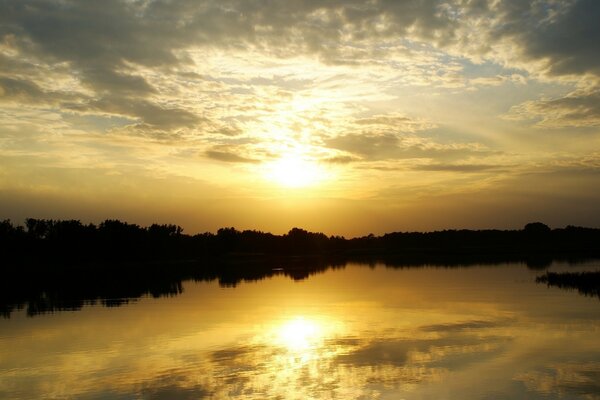 Schöner Sommer Sonnenuntergang am See