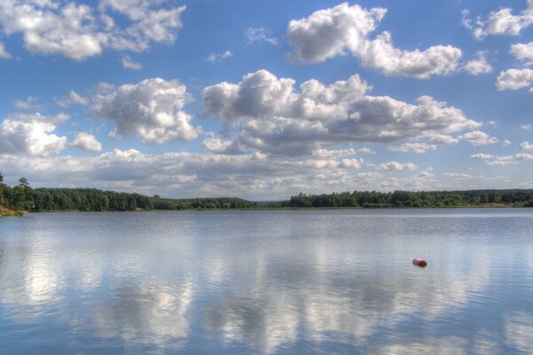 Nuvens no céu. Reflexo do céu no lago. Bela paisagem