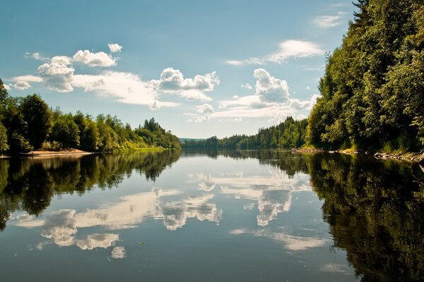 Облака в зеркальной глади воды