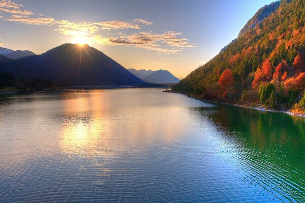 Increíblemente hermoso paisaje de puesta de sol y amanecer