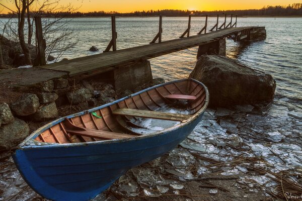 Barca sul lago bellissimo paesaggio