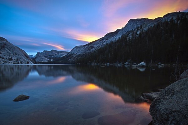 MOUNTAIN LAKE. AUTUMN LANDSCAPE