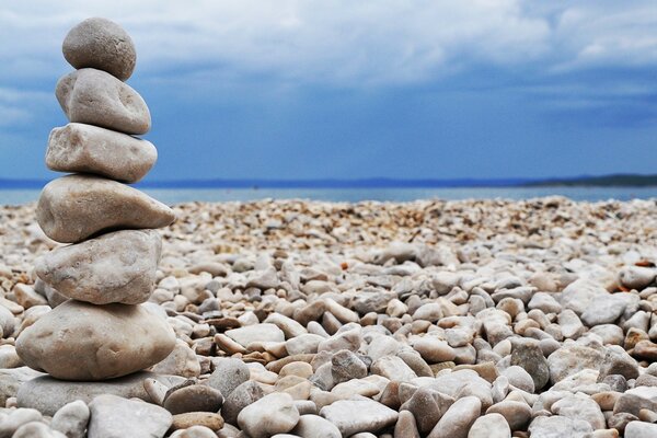 Strand am Meer mit schönen Steinen