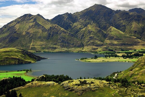 Hermoso paisaje de montañas y lagos