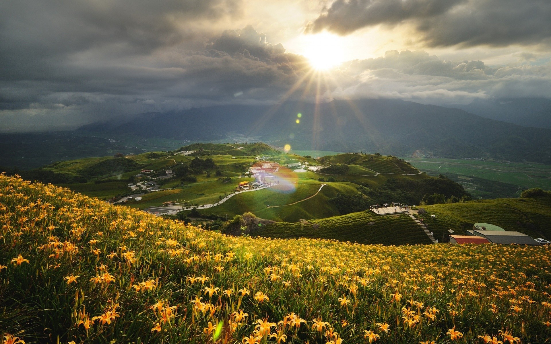 sommer landschaft im freien himmel natur reisen sonnenuntergang gras dämmerung abend berge sonne gutes wetter des ländlichen bebautes land landschaft heuhaufen