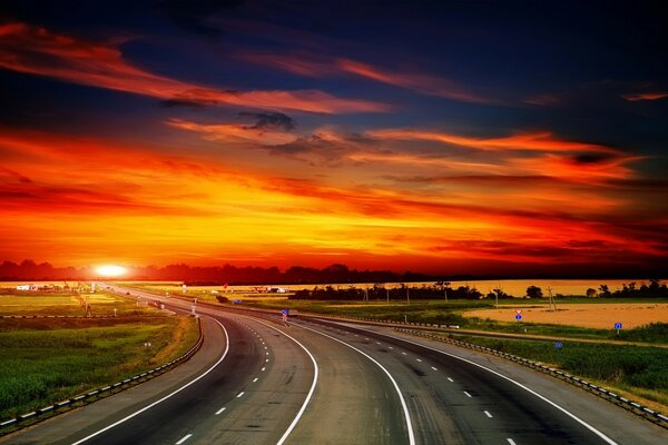 Leere Straße vor dem Hintergrund eines schönen Sonnenuntergangs