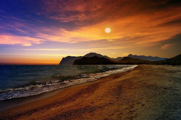 Coucher de soleil nuageux au bord de la mer