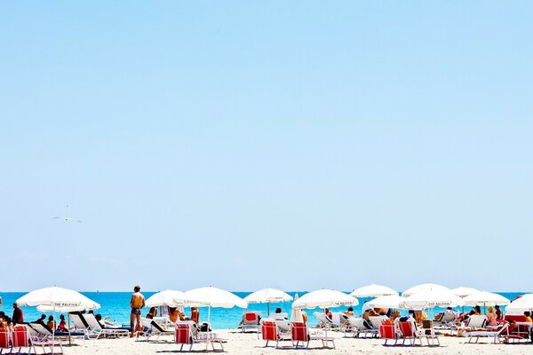 Der Strand, zu dem viele Leute gekommen sind