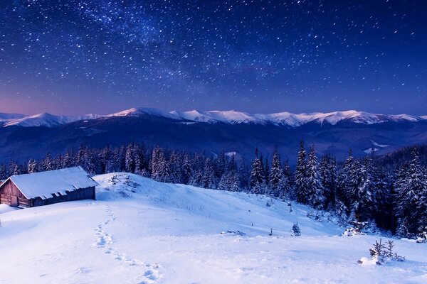 Casa de madeira ao ar livre com estrelas