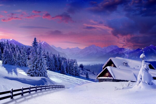 Maison solitaire dans les montagnes enneigées