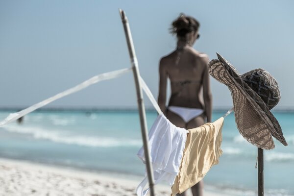 Chica en la playa junto al mar