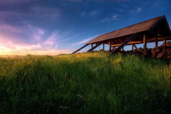 Construção no campo em meio ao amanhecer