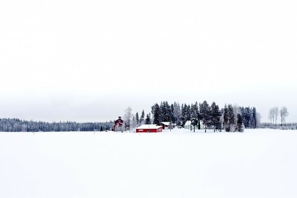 Rotes Gebäude in einem schneebedeckten Feld