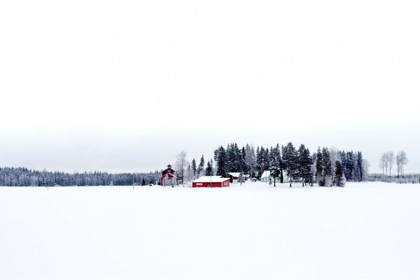 白雪复盖的田野里的红色建筑