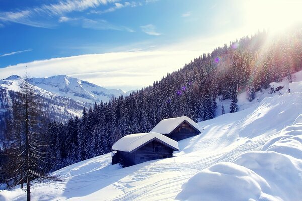 Due case in montagna sotto la neve