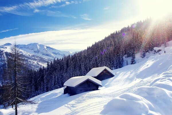 Duas casas nas montanhas sob a neve